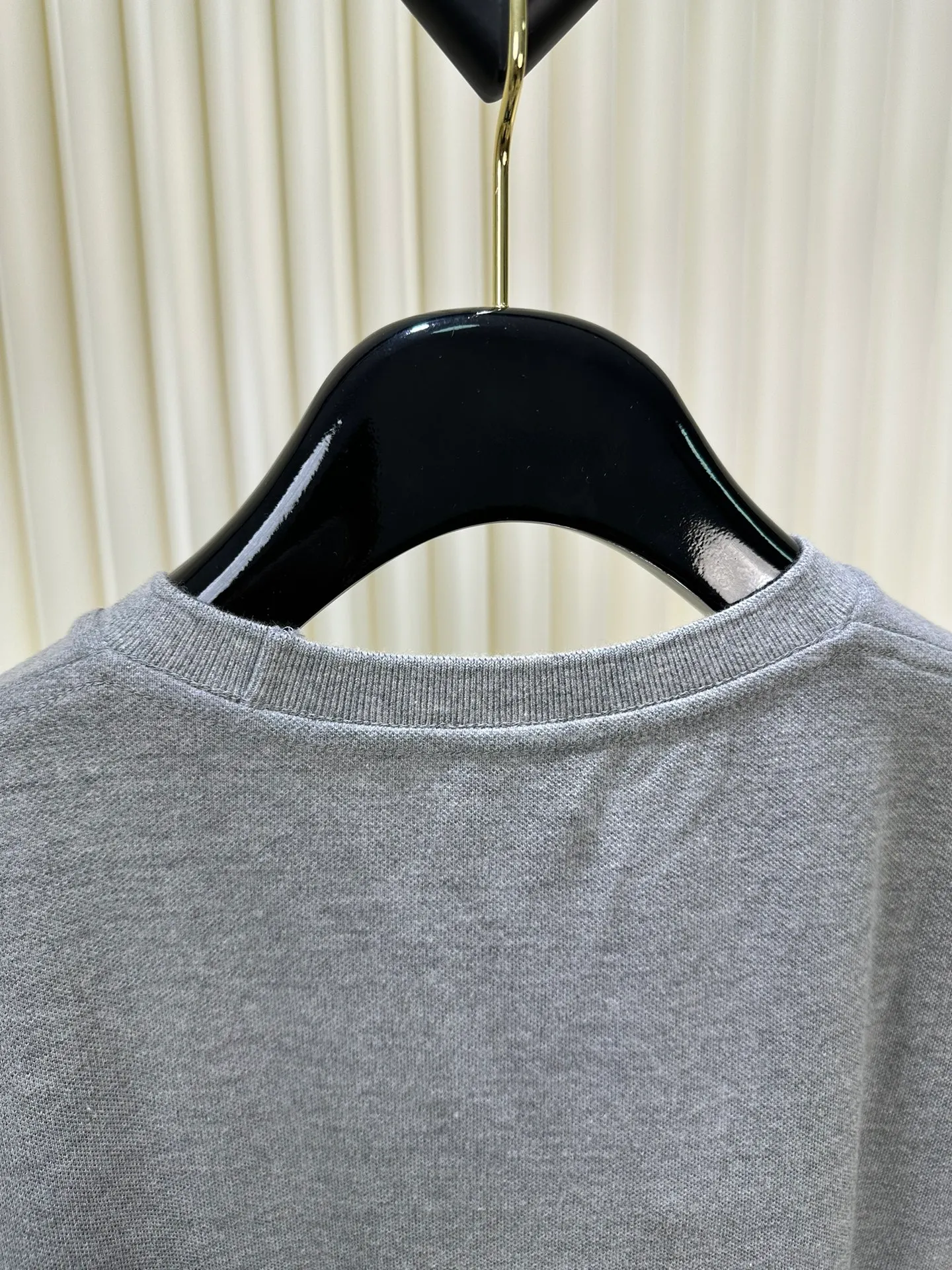 P230 SaintLaurent Yves Saint Laurent logo embroidered short sleeves (authentic version - physical counter - top luxury quality) 🆚Instant sale of all versions on the market. Customized floral gray double beads pure and elegant cotton, the iconic YSL contrasting color embroidery logo embellishes the front, with gray as the base, and the yellow YSL logo jumps up. Simple yet stylish.  Adopt imported machine embroidery technology, use advanced computer control system and precision mechanical components to realize YSL logo embroidery operation. Size: s m l xl